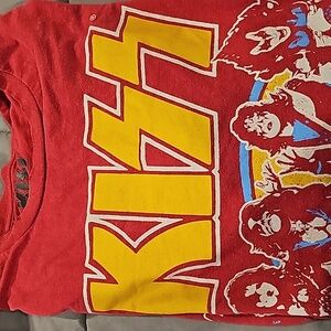 Kiss Tee